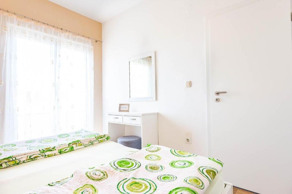 Apartments Niko Новаля Екстериор снимка