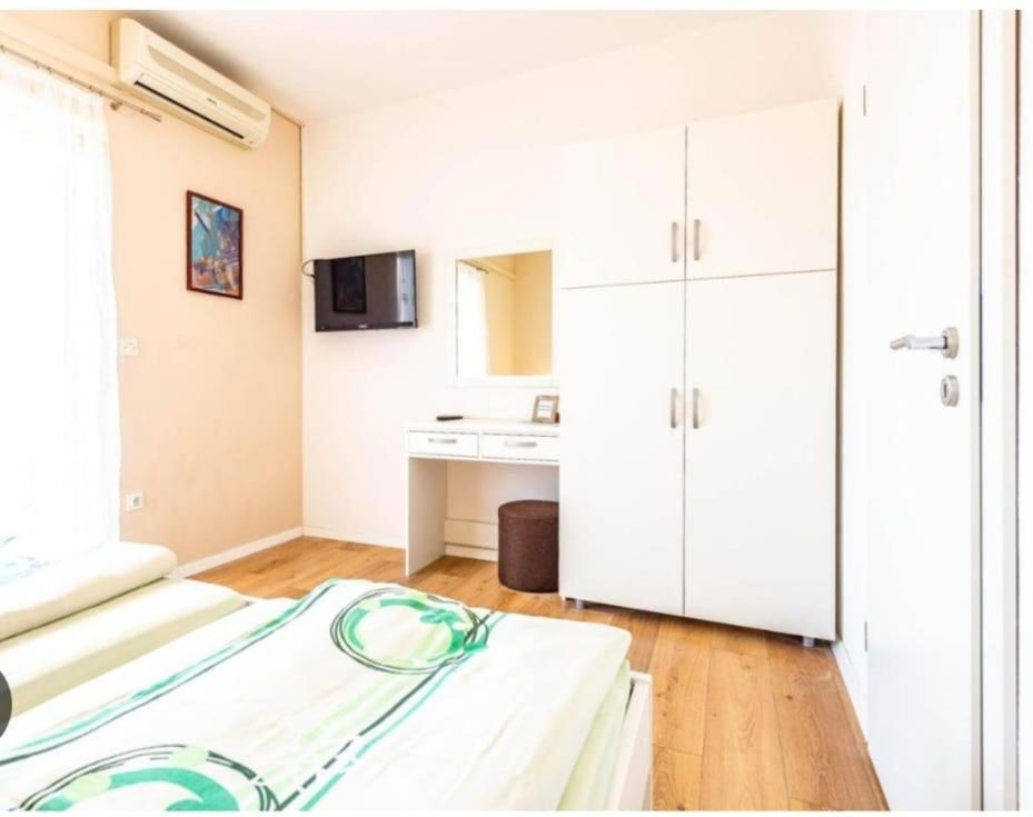 Apartments Niko Новаля Екстериор снимка